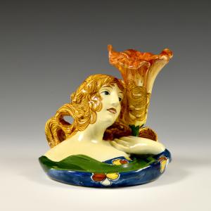 Figura femenina con flor candelabro - Manufactura Salvini, principios del siglo XX